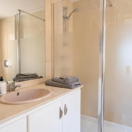 Holiday home Lovely 3 Bed Townhouse With 2 Studio Apartments