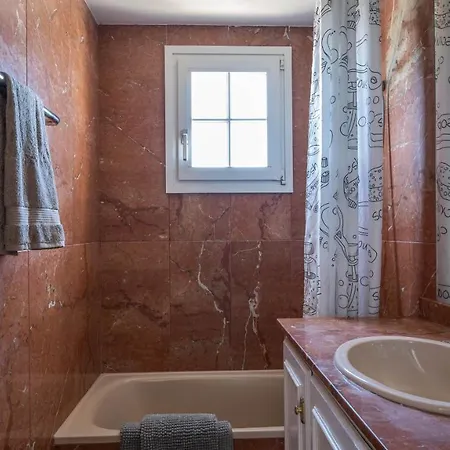 Lovely 3 Bed Townhouse With 2 Studio Apartments *