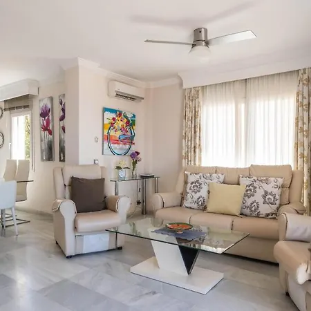 Holiday home Lovely 3 Bed Townhouse With 2 Studio Apartments