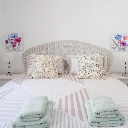 Lovely 3 Bed Townhouse With 2 Studio Apartments Holiday home