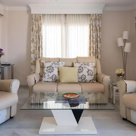 Lovely 3 Bed Townhouse With 2 Studio Apartments