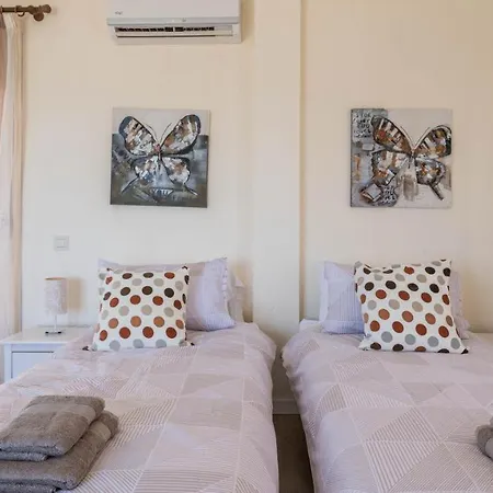 Lovely 3 Bed Townhouse With 2 Studio Apartments *