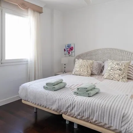 Lovely 3 Bed Townhouse With 2 Studio Apartments *