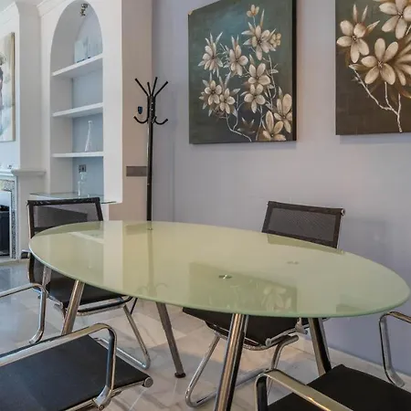 Lovely 3 Bed Townhouse With 2 Studio Apartments Holiday home *