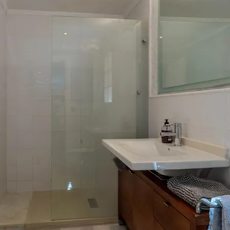 Lovely 3 Bed Townhouse With 2 Studio Apartments